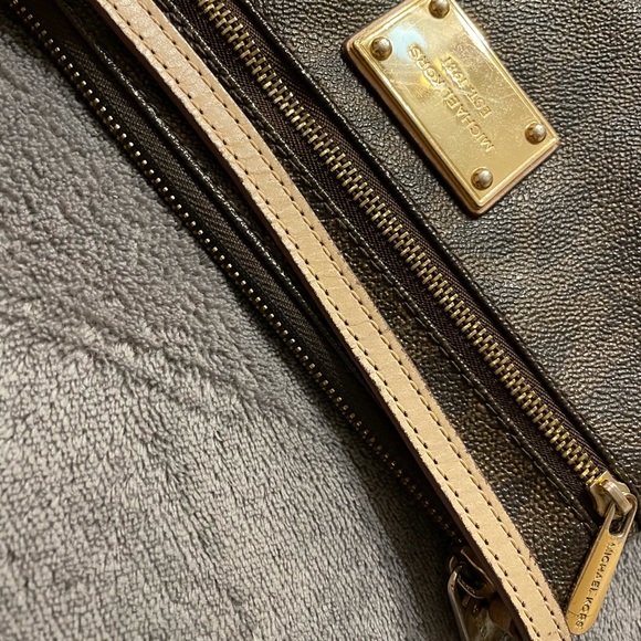 Michael kors clutch - Picture 2 of 5